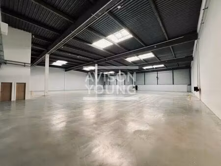 location local d'activités 2 018 m²