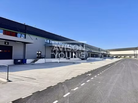 location local d'activités 7 648 m²