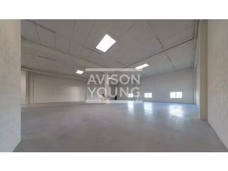 location local d'activités 918 m²