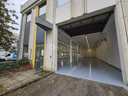 location local d'activités 742 m²