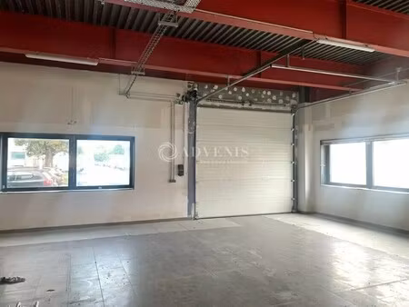 location local d'activités 822 m²