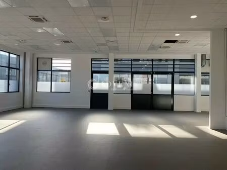 location local d'activités 715 m²