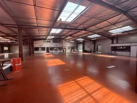 location local d'activités 1 586 m²
