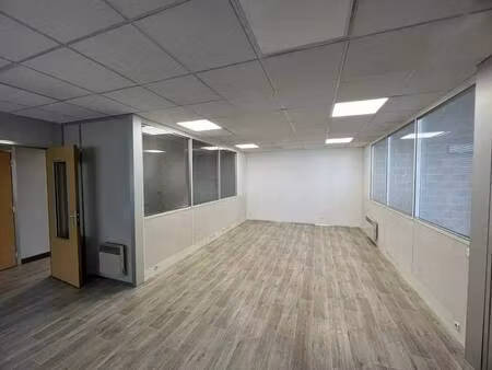 location local d'activités 121 m²