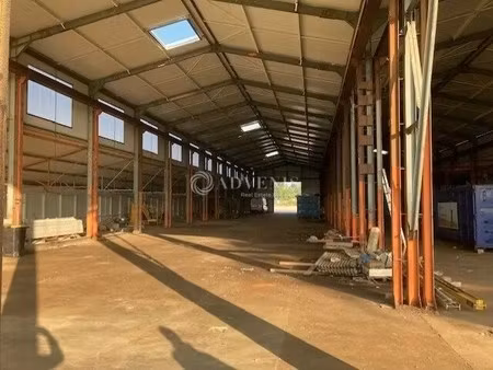 location local d'activités 100 m² à 2 500 m²