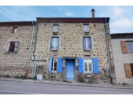 maison en pierre à rénover au cœur de lupé