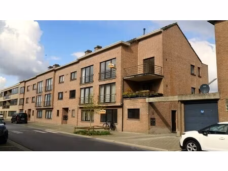 gelijkvloers appartement met 1 slaapkamer en garage te lokeren