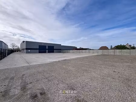 recent bedrijfsbouw (°2021) op 1.930m2 verhard terrein te eede!