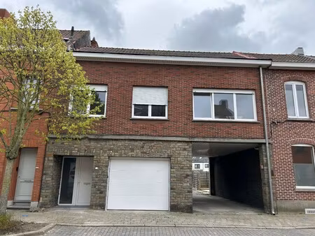 volledig vernieuwde woning met 3 slaapkamer en dubbele garage.