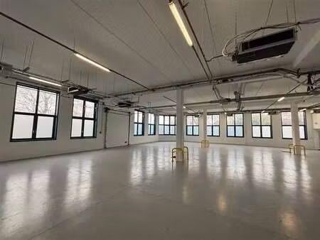 location local d'activités 217 m²