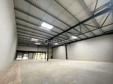 location local d'activités 918 m²