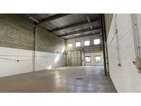 location local d'activités 805 m²