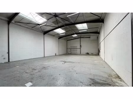 location local d'activités 250 m²