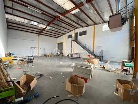 location local d'activités 407 m²