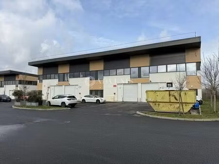 location local d'activités 421 m²