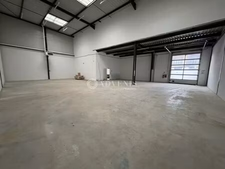 location local d'activités 393 m² à 844 m²
