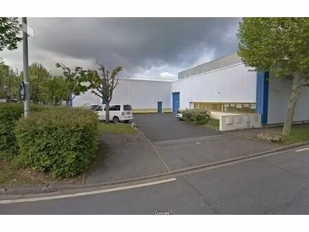 location local d'activités 825 m²