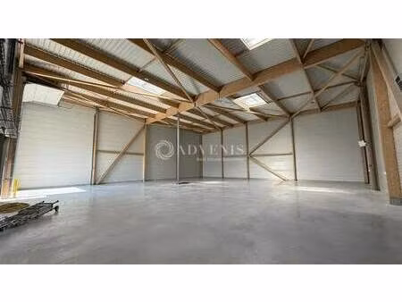 location local d'activités 914 m²