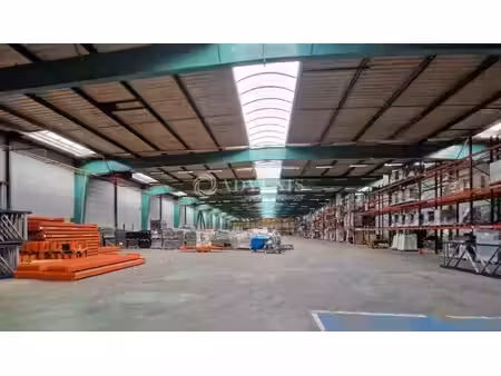 location local d'activités 824 m²