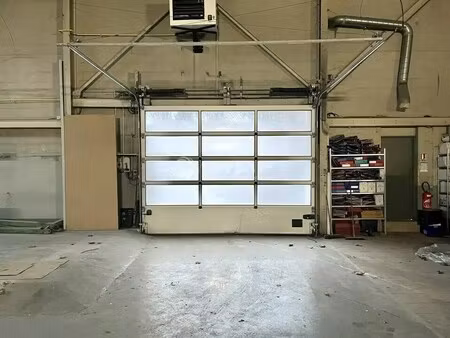 location local d'activités 327 m²