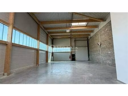 location local d'activités 407 m²