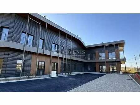 location local d'activités 910 m²