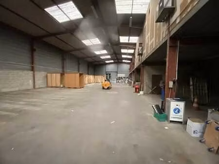 location local d'activités 880 m²