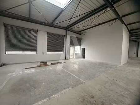 location local d'activités 892 m²