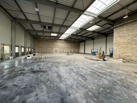 location local d'activités 760 m² à 1 673 m²