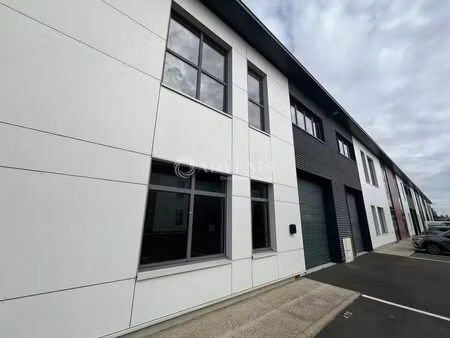 location local d'activités 229 m² à 297 m²