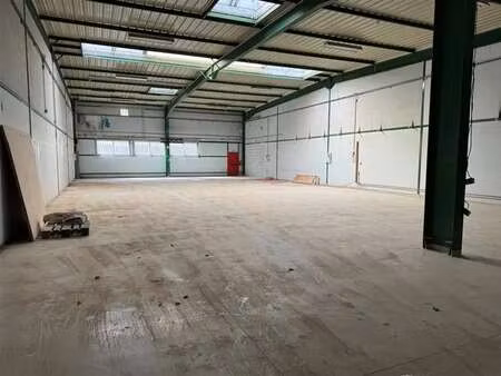 location local d'activités 640 m²