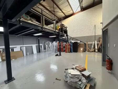 location local d'activités 294 m² à 307 m²