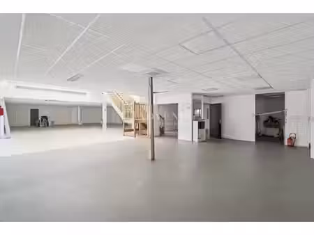 location local d’activités 805m²