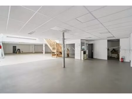 location local d'activités 805 m²