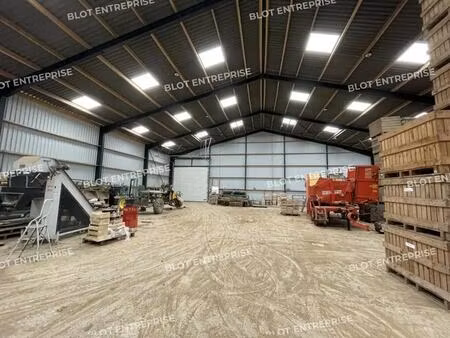 location local d'activités 967 m²