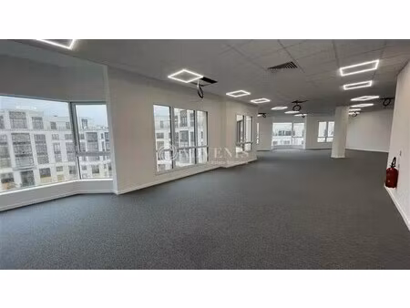 location bureaux 135 m² à 1 283 m²