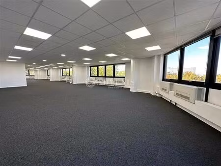 location bureaux 231 m² à 829 m²