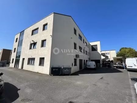 location local d'activités 965 m²