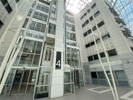 location bureaux 94 m² à 806 m²