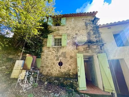 maison de village en pierre avec jardins et vue sur les montagnes