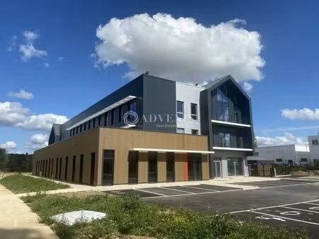 location bureaux 76 m² à 2 958 m²