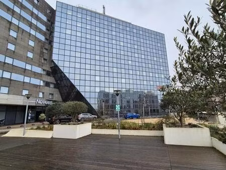 location bureaux 18 m² à 898 m²