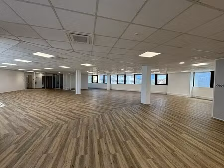 location bureaux 180 m² à 2 412 m²