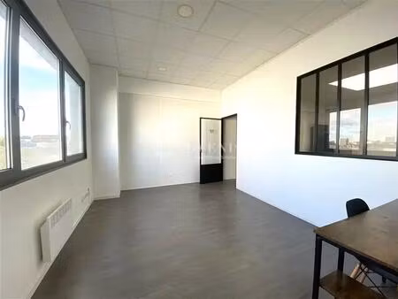 location bureaux 11 m² à 3 061 m²