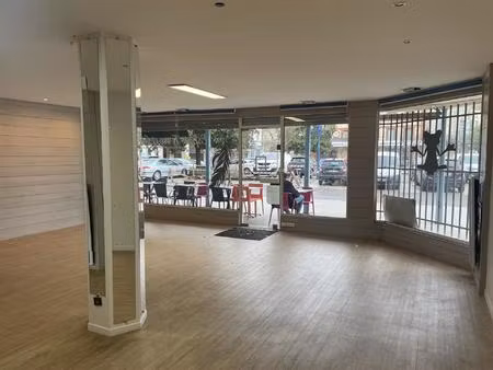 av murs commerciaux .