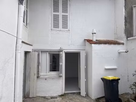 immeuble avec 2 maisons et une cour.