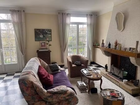 maison de village avec garage et jardin.