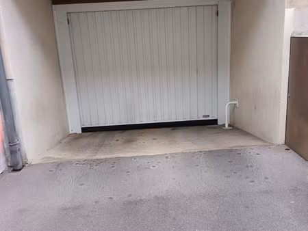 location parking tours 37000