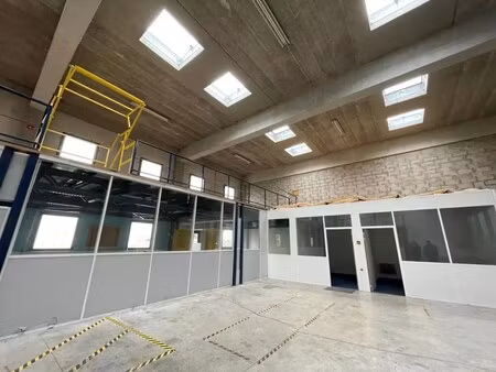 location local d'activités 1 400 m²
