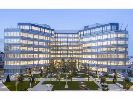 location bureaux 34 m² à 32 324 m²